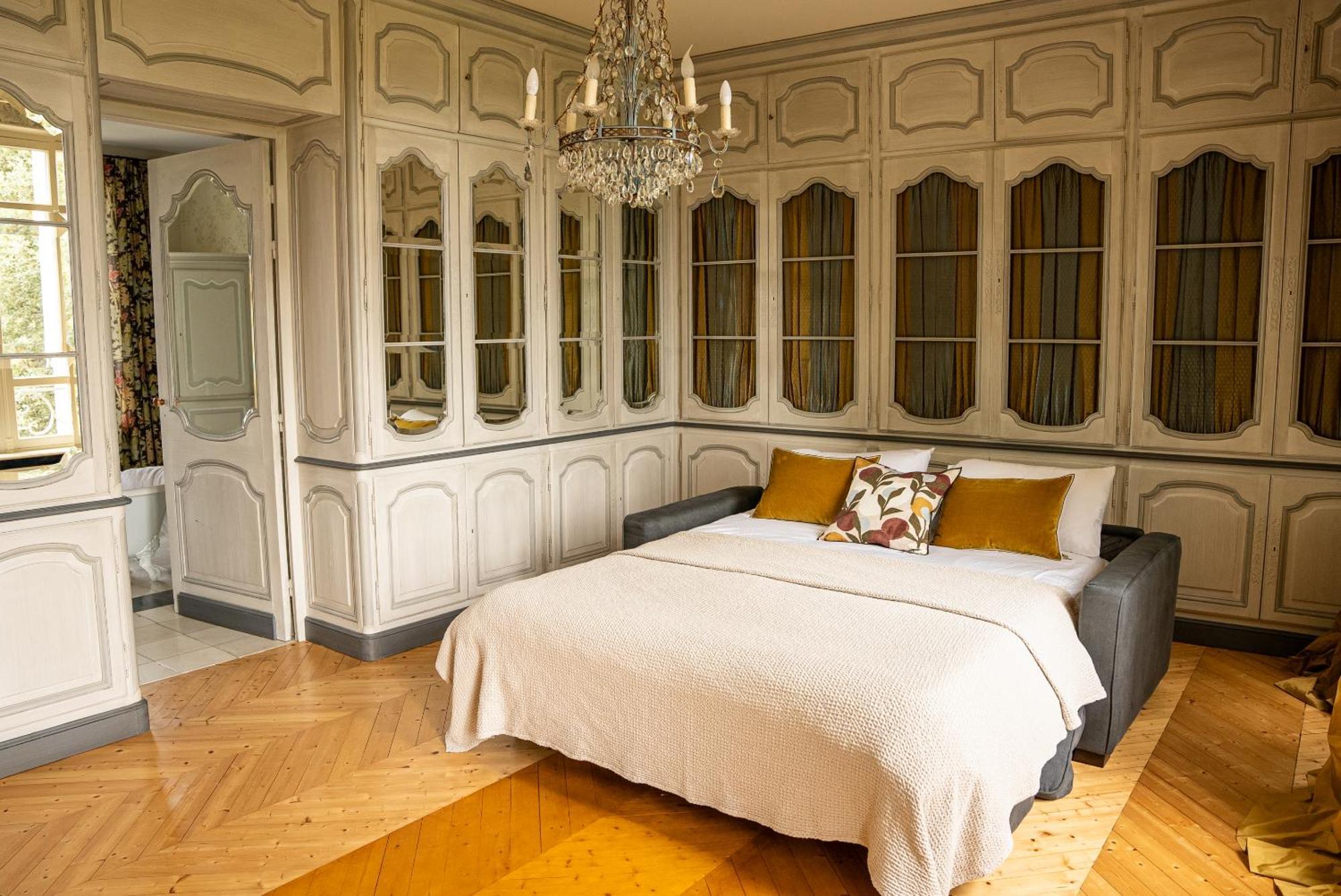 Chateau De Lussac Lussac  Szoba fotó